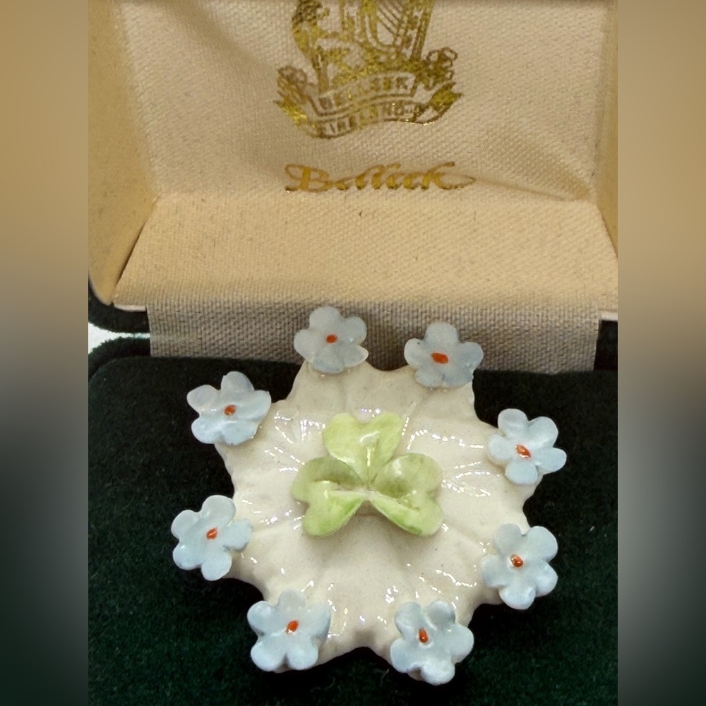 1923 Rare Vintage Belleek Ireland Porcelain Forget Me Not Flower Pin Brooch - Picture 6 of 6